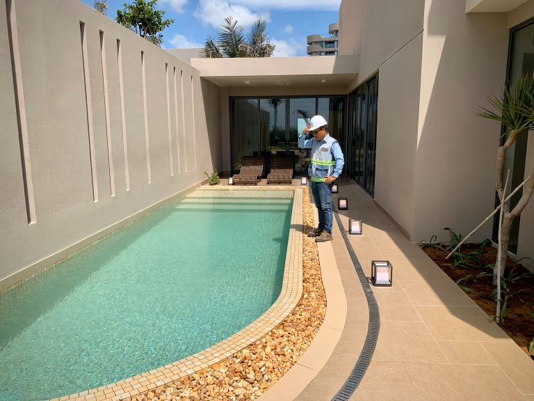 Hồ bơi villa Resort Ixora Hồ Tràm by Fusion - thi cong boi Van Lang Pool - anh 01